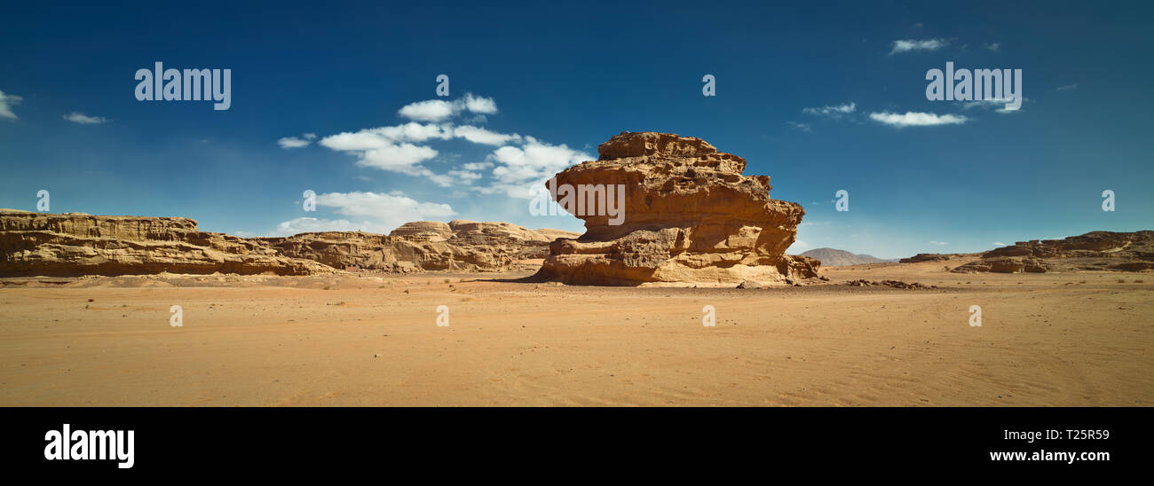La natura e le rocce di Wadi Rum o la valle del Moonn, deserto giordano. Foto Stock