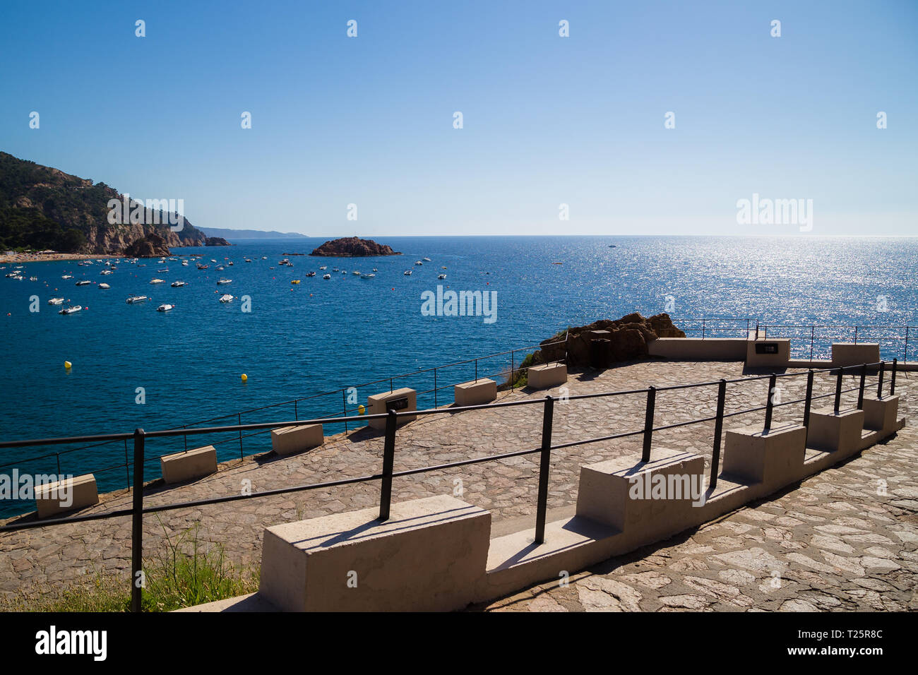 Tossa de Mar, Spagna. Un sentiero acciottolato conduce in basso verso il mare dal castello. Foto Stock