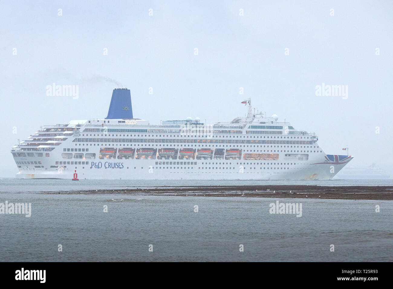 La P & O Cruises, una gigantesca nave da crociera, Oriana, In corso In Southampton acqua, con partenza dal Porto di Southampton, Regno Unito. Il 22 marzo 2019. Foto Stock