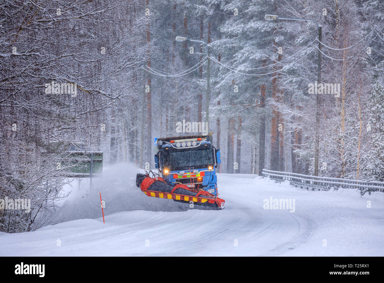 Spartineve la rimozione di neve da una coperta di neve strada ghiacciata  Foto stock - Alamy