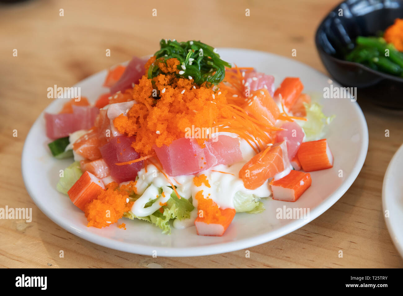I sushi giapponesi La cucina del cibo,close up di sashimi sushi set su un tavolo in un ristorante Foto Stock
