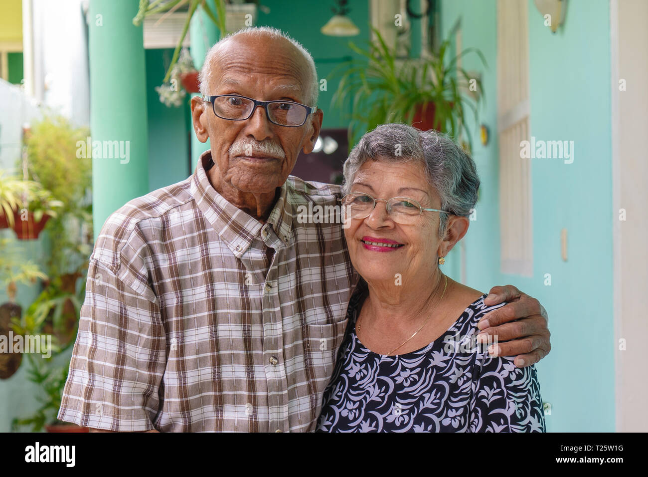 Un sorridente coppia di anziani, sia con gli occhiali. Foto Stock