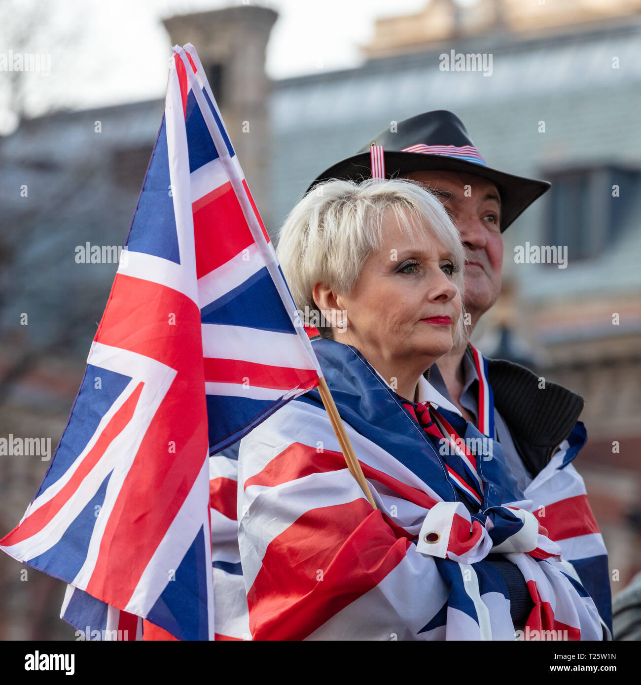 Westminster, Londra, Regno Unito; 29 marzo 2019; femmina Pro-Brexit dimostrante con martinetti Unione ascolta discorsi durante il 'Marco per lasciare" Rally. Foto Stock