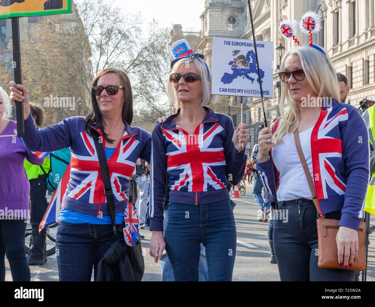 Westminster, Londra, Regno Unito; 29 marzo 2019; tre femminili Pro-Brexit dimostrante con Unione Jack abbigliamento rappresentano per i fotografi durante il mese di marzo a lasciare R Foto Stock