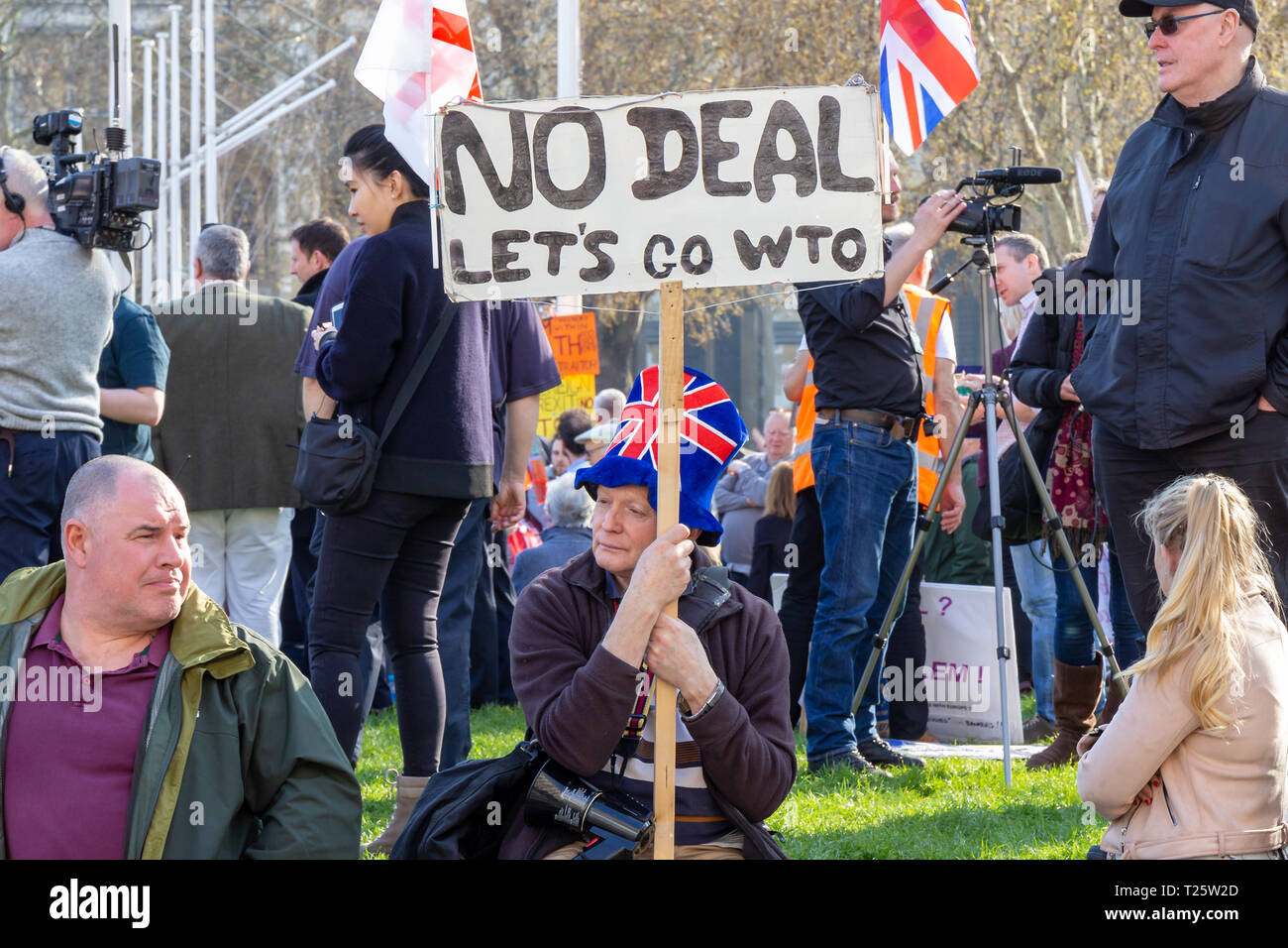 Westminster, Londra, Regno Unito; 29 marzo 2019; maschio Pro-Brexit dimostrante con Home messi a segno e indossando Unione Jack Hat insediati durante il Rally di protesta Foto Stock