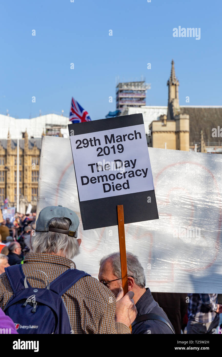 Westminster, Londra, Regno Unito; 29 marzo 2019; vista posteriore del dimostratore Pro-Brexit in piazza del Parlamento durante il mese di marzo a lasciare Rally targhetta di contenimento Foto Stock