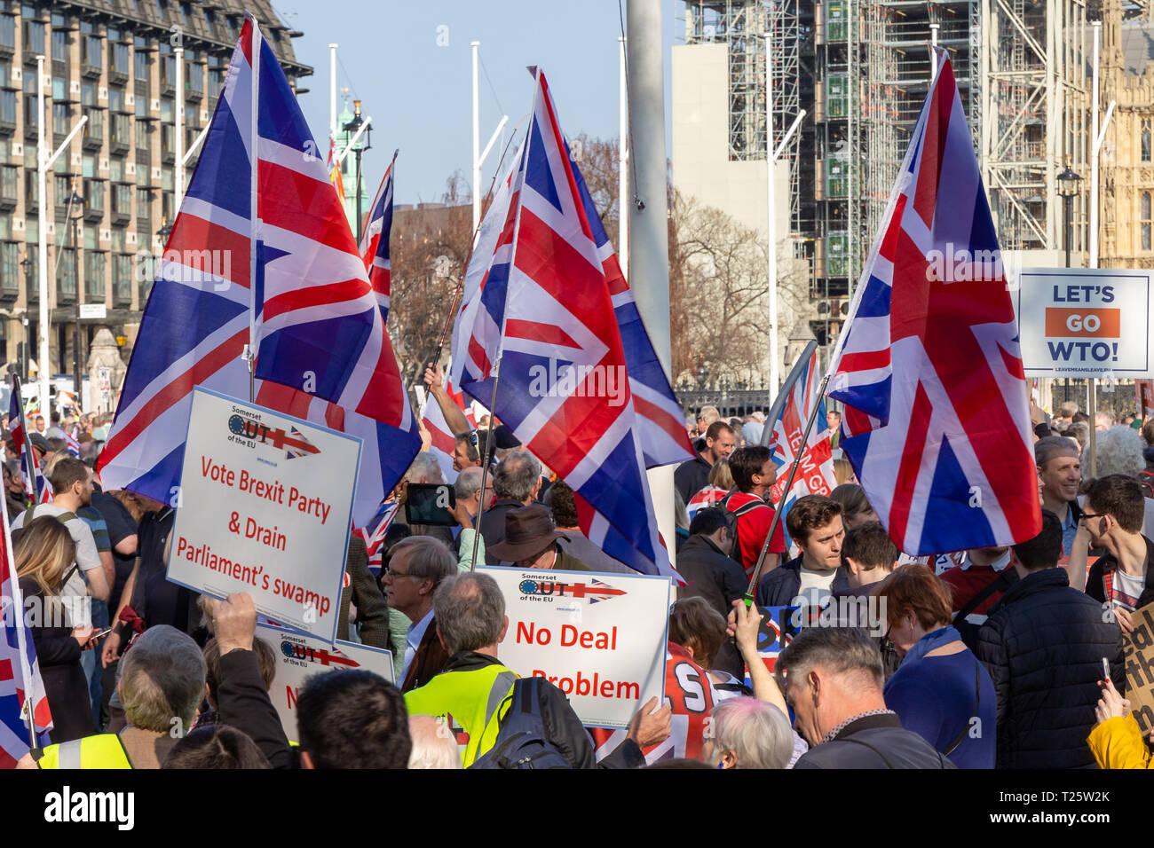 Westminster, Londra, Regno Unito; 29 marzo 2019; Pro-Brexit manifestanti in piazza del Parlamento tenere Union Jack Flag durante il mese di marzo a lasciare Rally Foto Stock