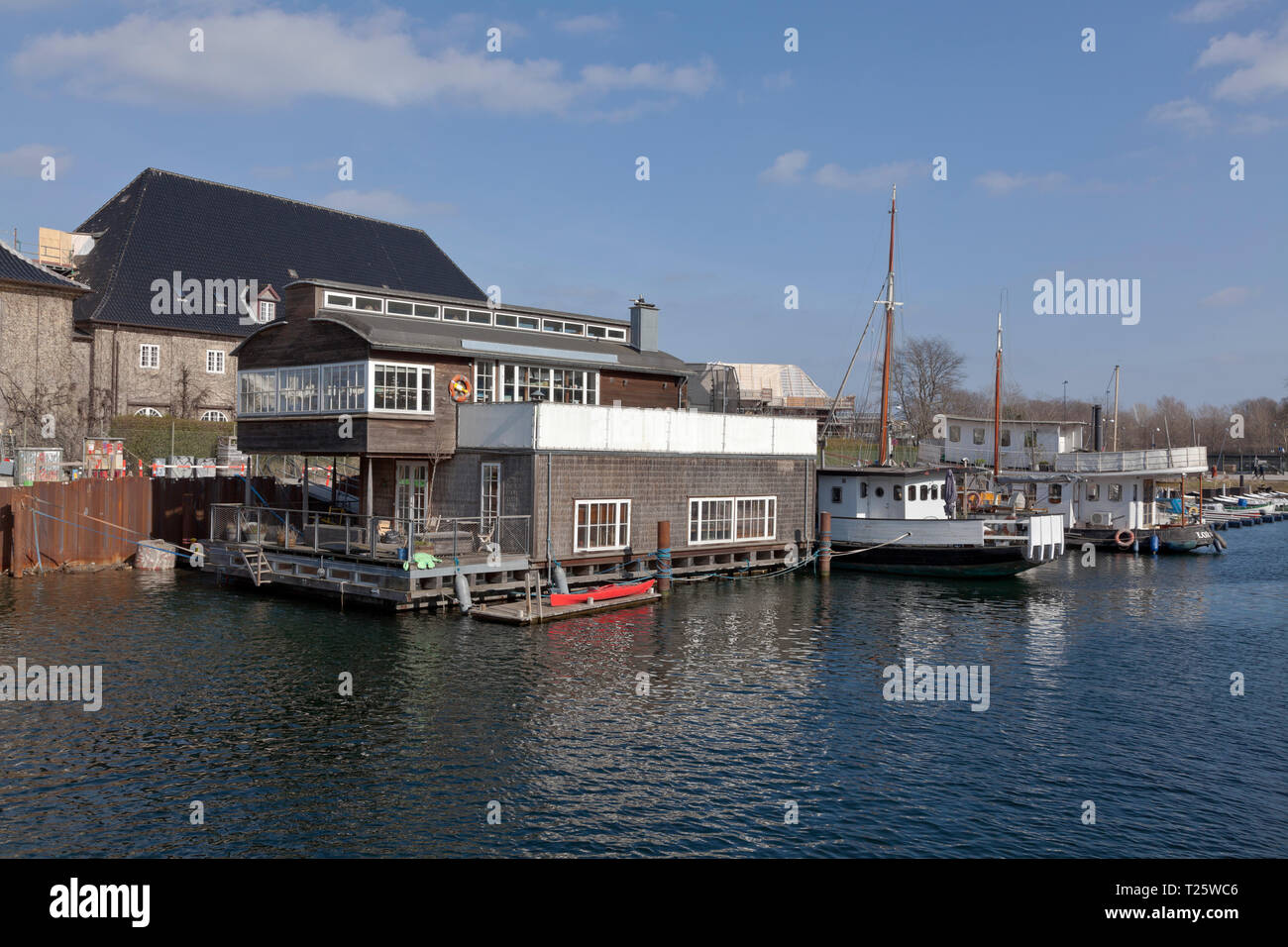 Case galleggianti in Trangraven Canal, Copenhagen porto interno. Foto Stock