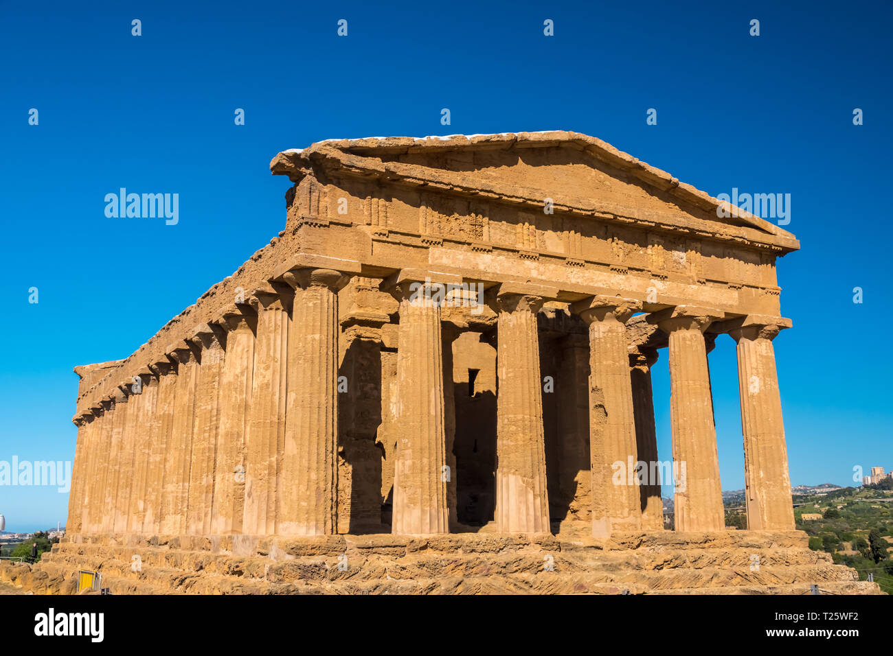 Il Tempio della Concordia e Valle dei Templi di Agrigento , Sicilia, Italia. Un sito Patrimonio Mondiale dell'UNESCO, il più grande sito archeologico nel mondo Foto Stock