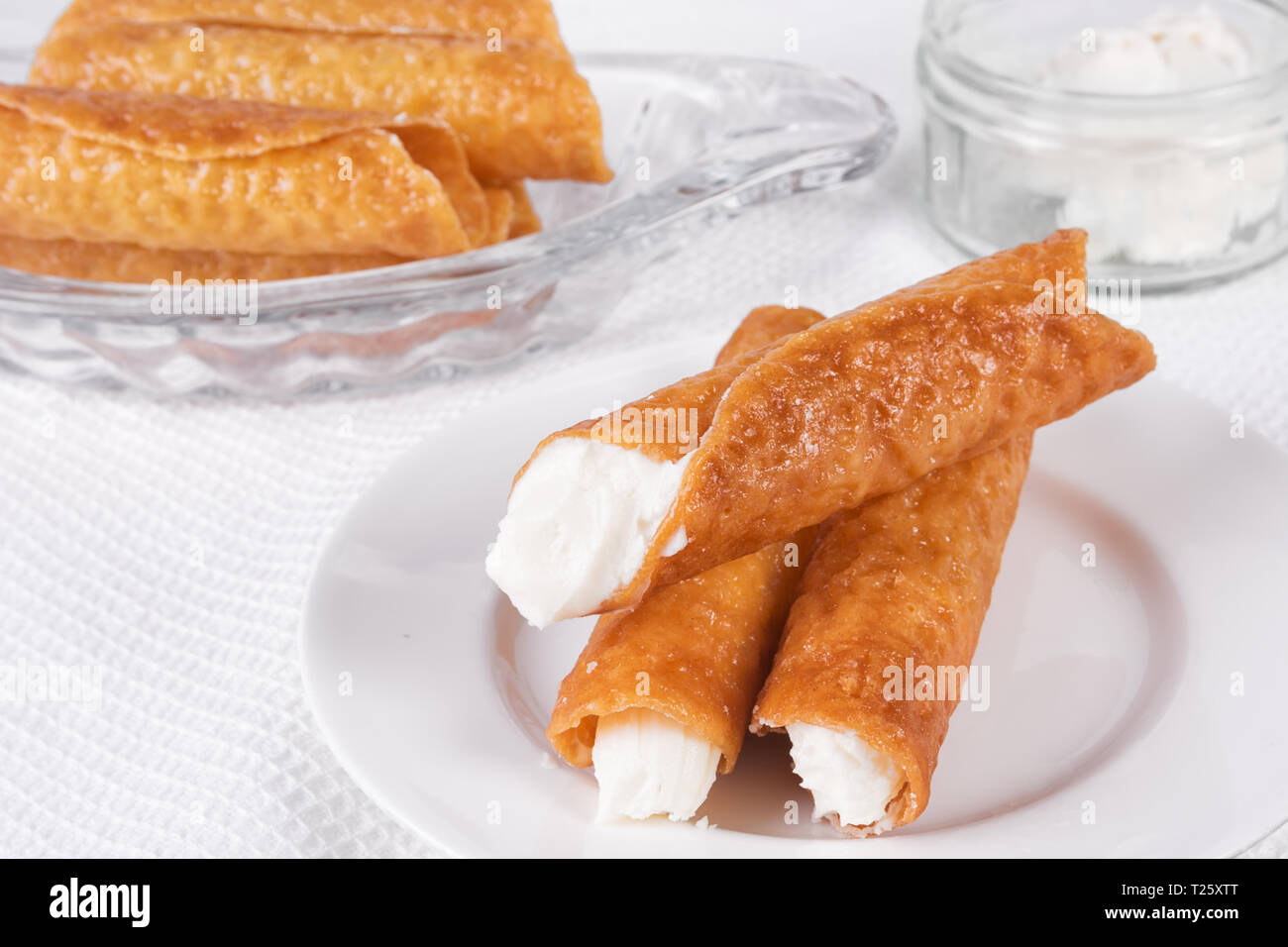 Crema di latte riempito di brandy scatta, non riempiti e scatta una pentola con crema Foto Stock