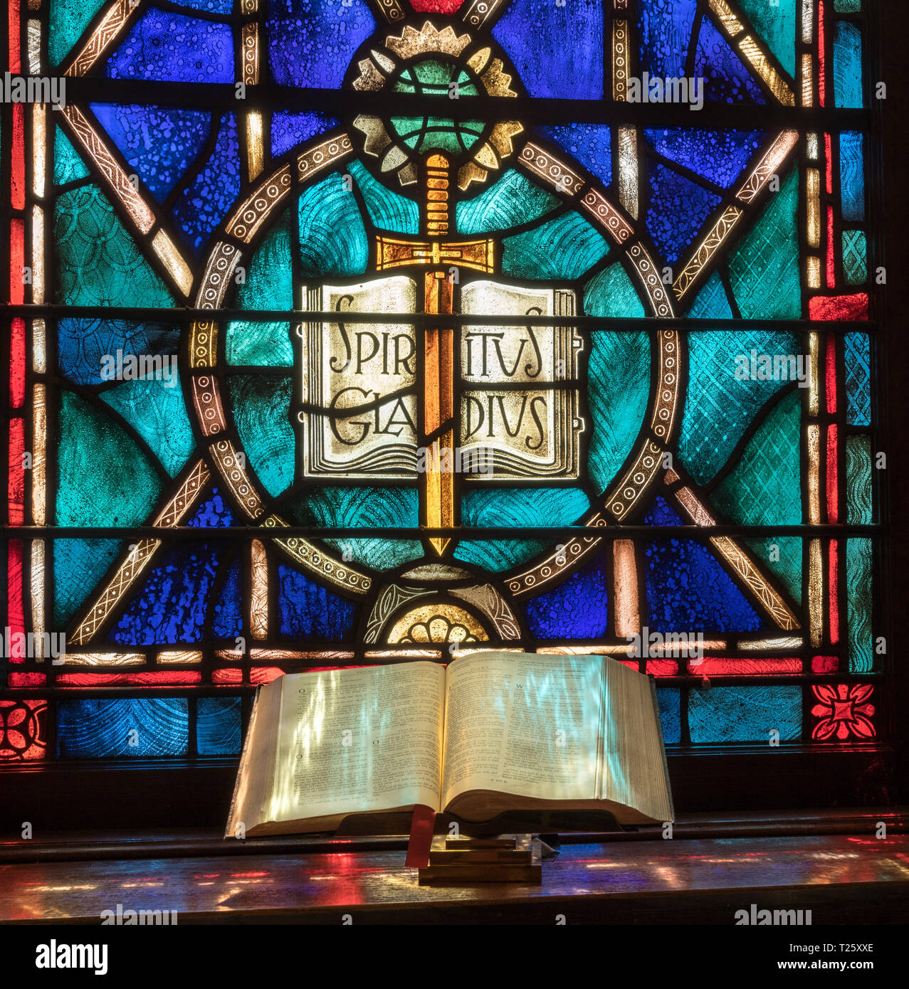 Luce dalla vetrata cade sulla Bibbia aperta nella Chiesa americana Foto Stock