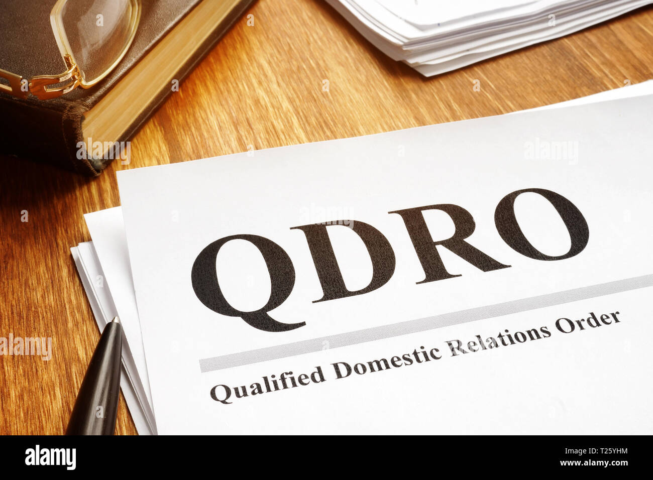 Qualificate relazioni nazionali ordine QDRO documenti e penna. Foto Stock
