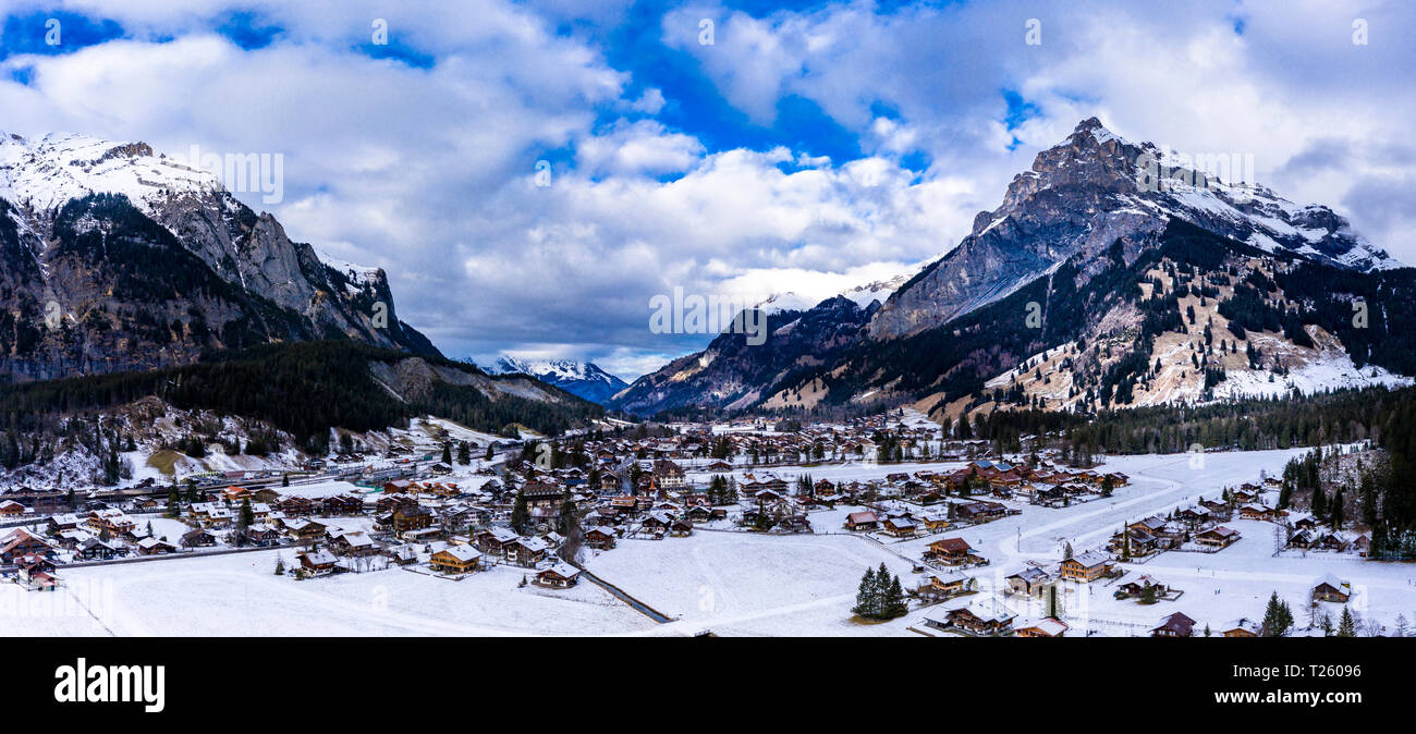 La Svizzera, il Cantone di Berna Oberland Bernese Oberland Prealpi, Duendenhorn, vista al villaggio mounatin Kandersteg in inverno Foto Stock