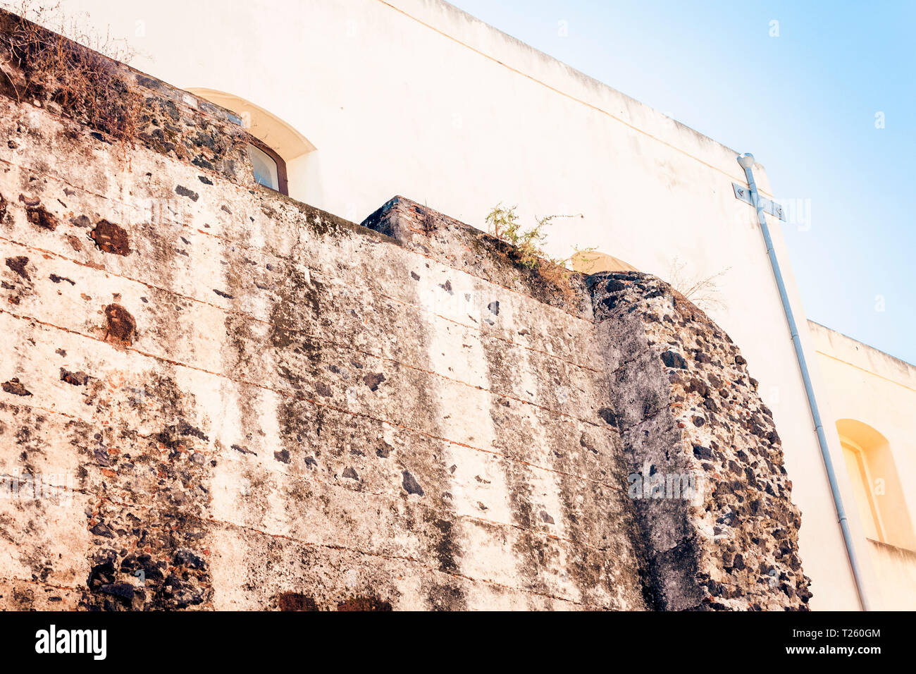 Resti di antiche costruzioni in Catania, Sicilia, Italia Foto stock - Alamy