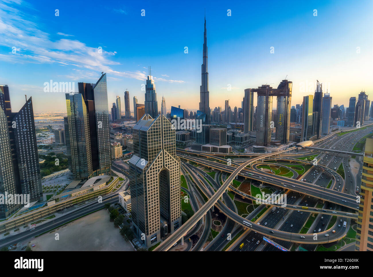 Emirati Arabi Uniti Dubai Burj Khalifa, cityscape di sera Foto Stock