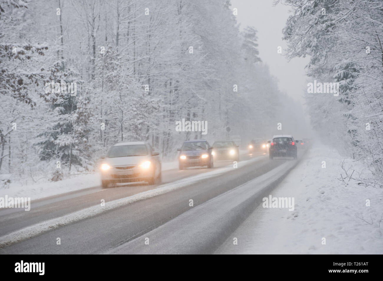 Vetture guida su strada di campagna in inverno la neve di guida Foto Stock