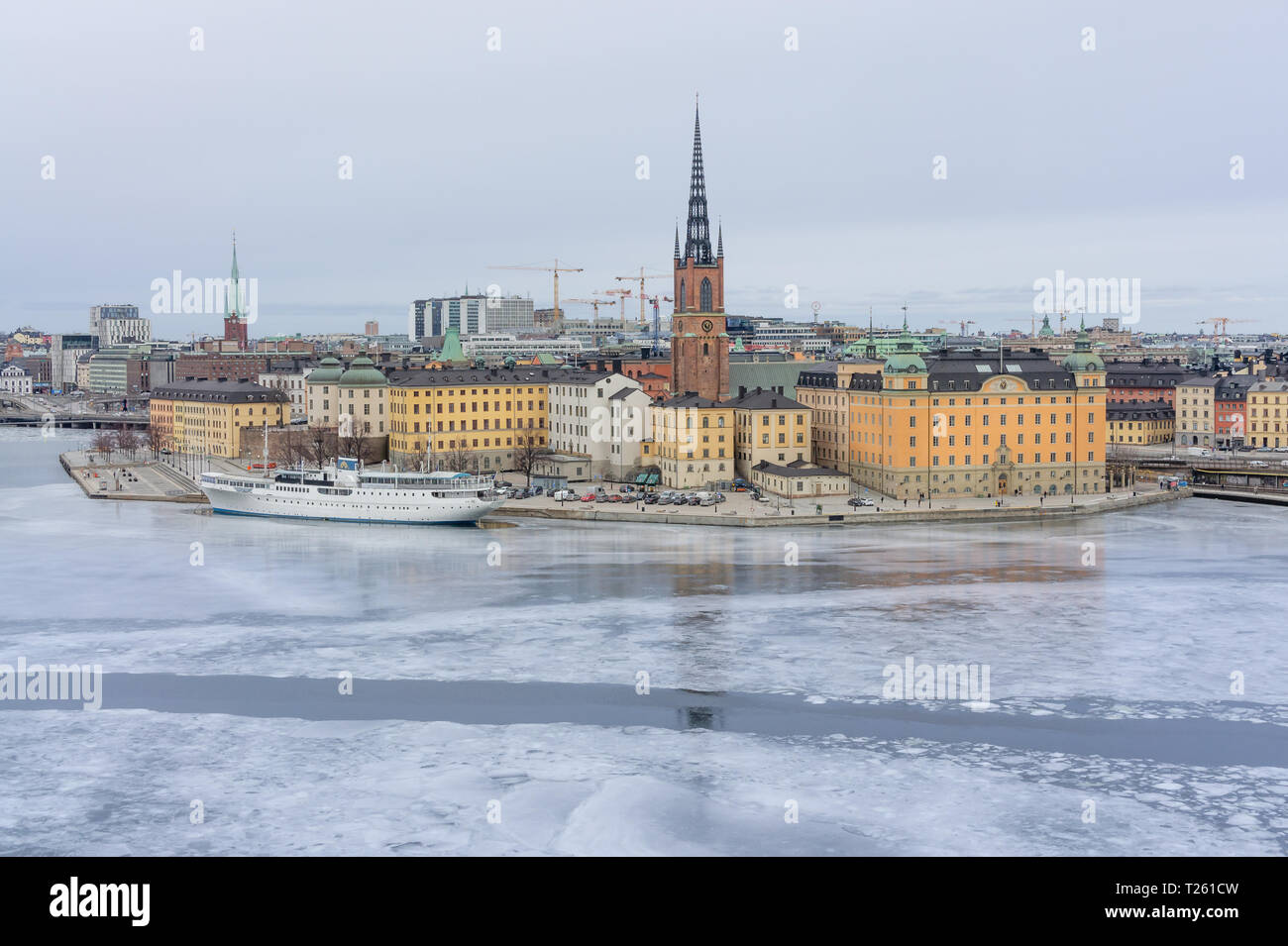 Stoccolma in inverno in una giornata nuvolosa con il canale congelati Foto Stock