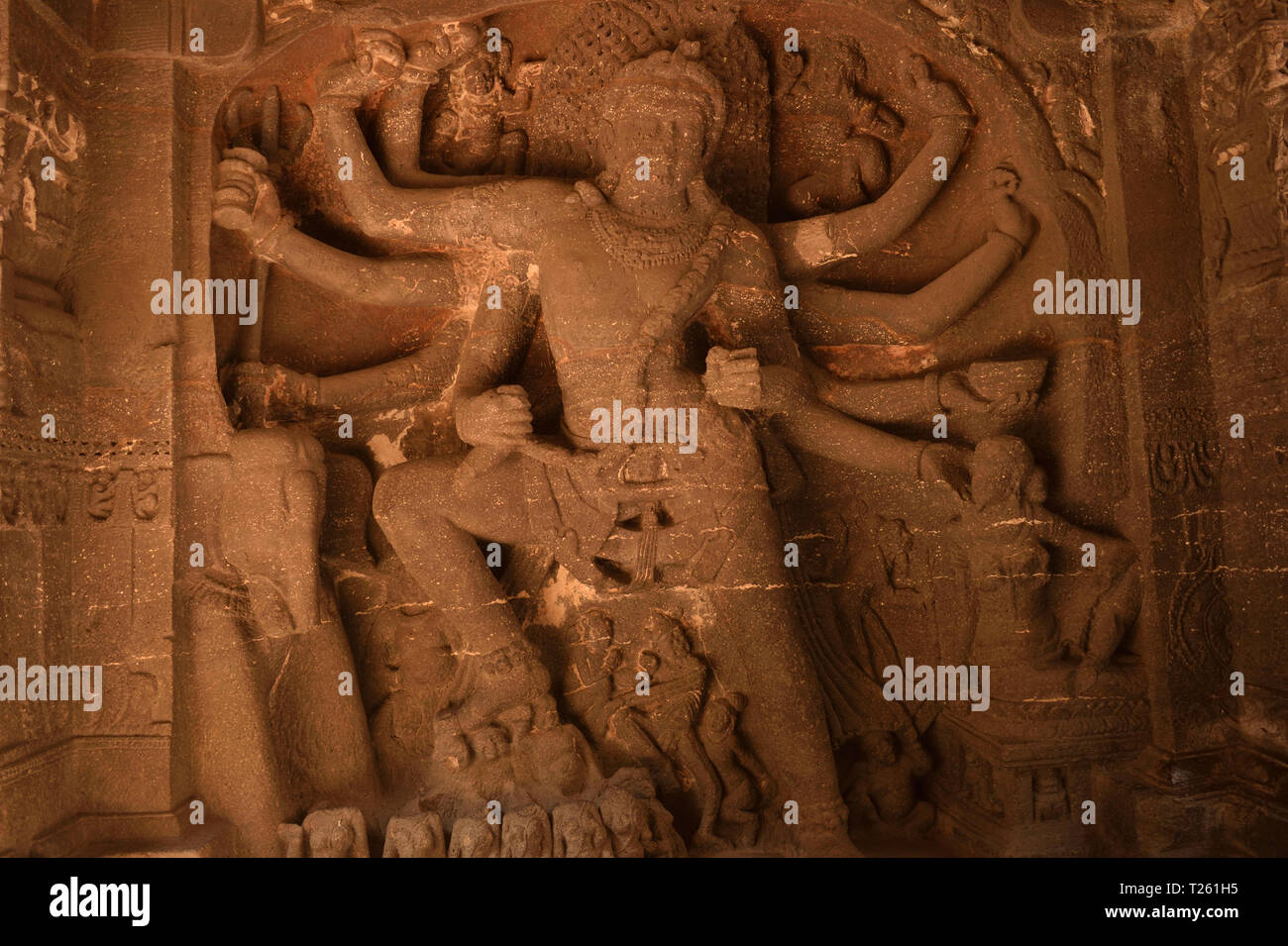 La statua della dea Durga a Grotte di Ellora, India Foto Stock