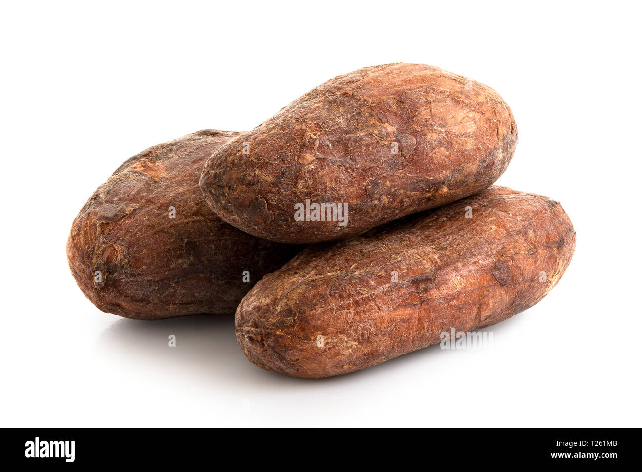 Pila di tre con la buccia le fave di cacao isolato su bianco. Foto Stock