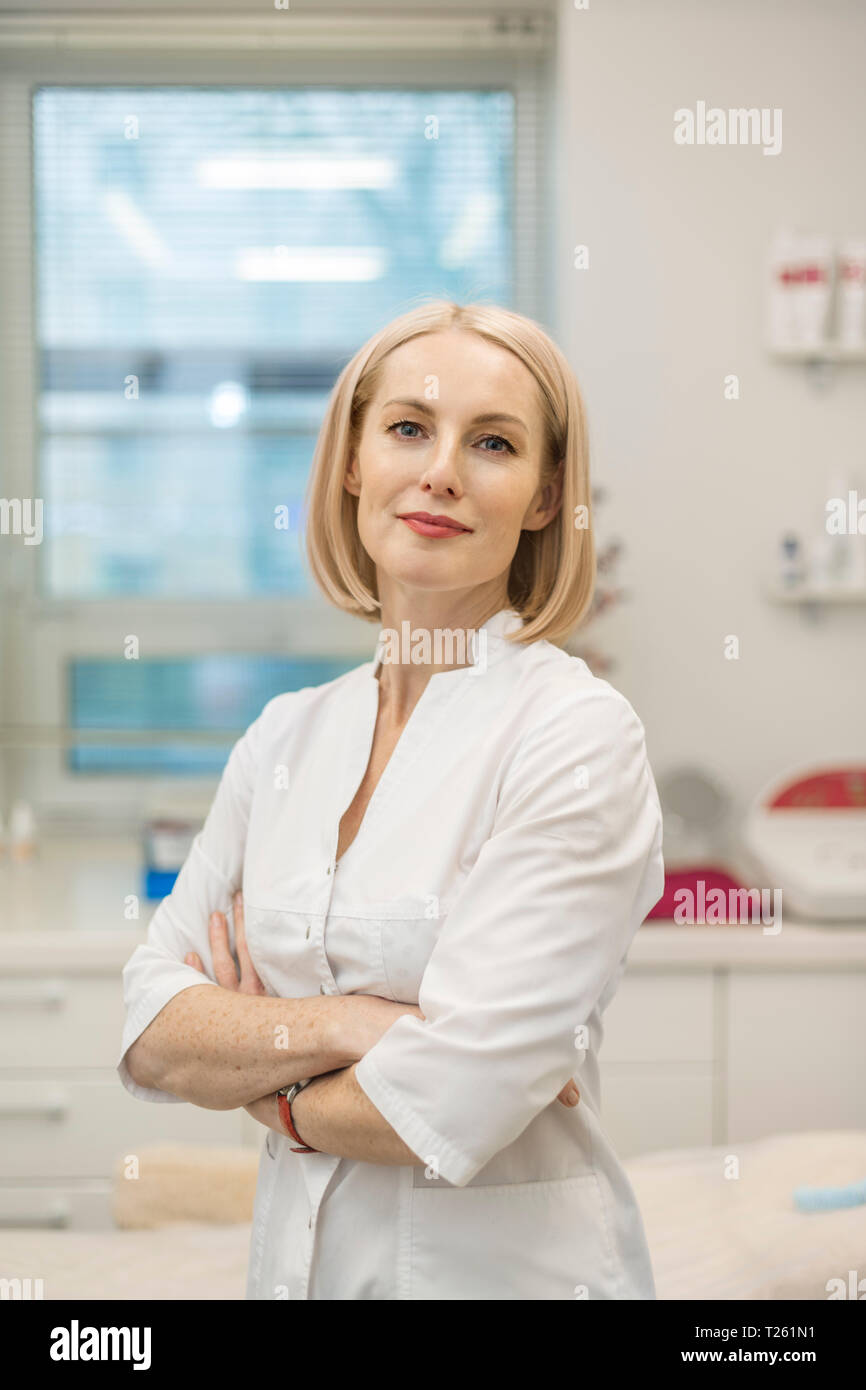 Ritratto di medico in clinica di bellezza Foto Stock