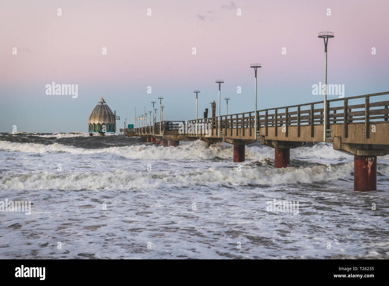 Germania, Meclemburgo-Pomerania, Zingst, pier a storm Foto Stock