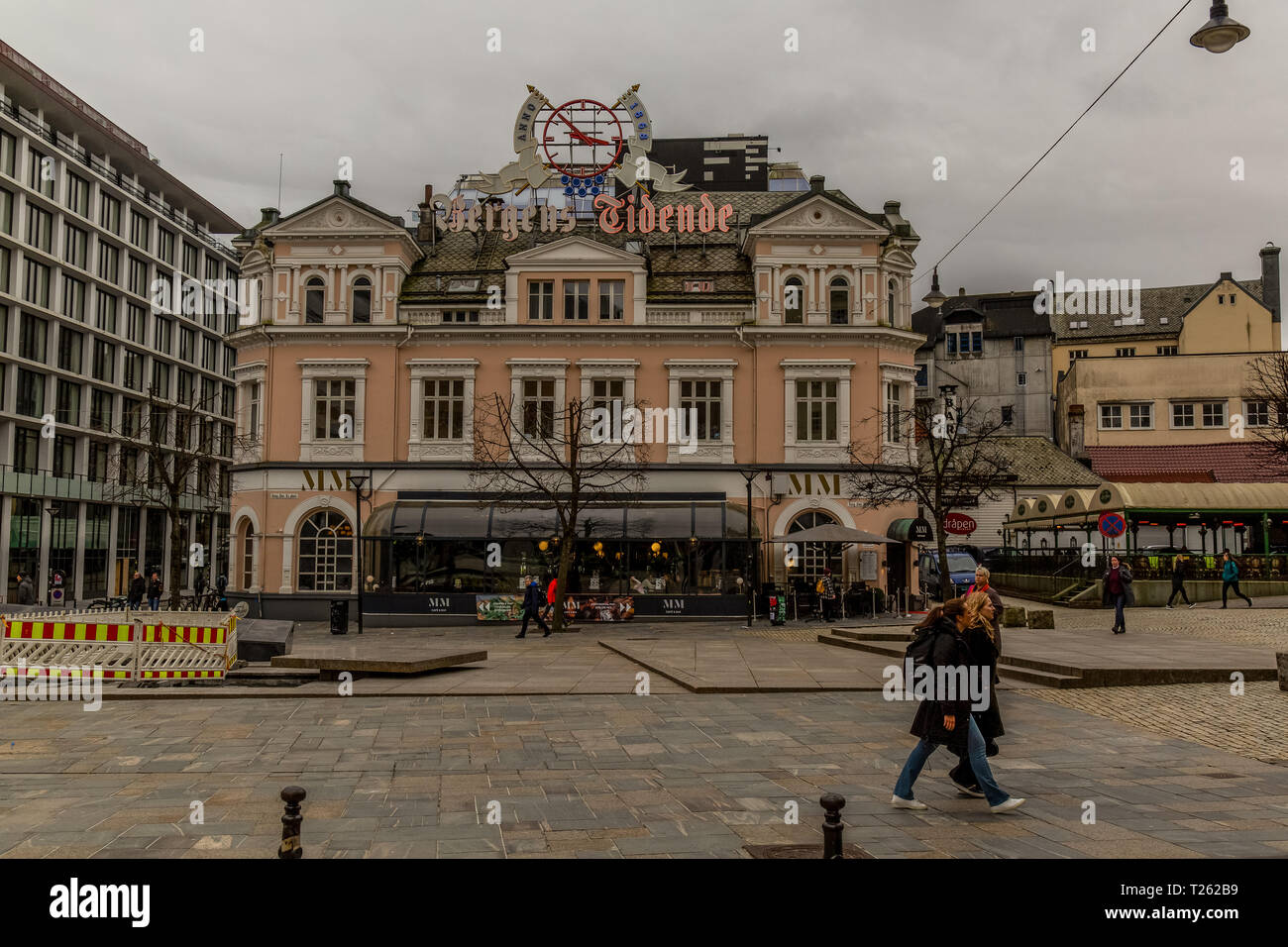 Bergen, ferroviaria o ferrovia, stazione in Norvegia, con il famoso orologio sul tetto. Foto Stock