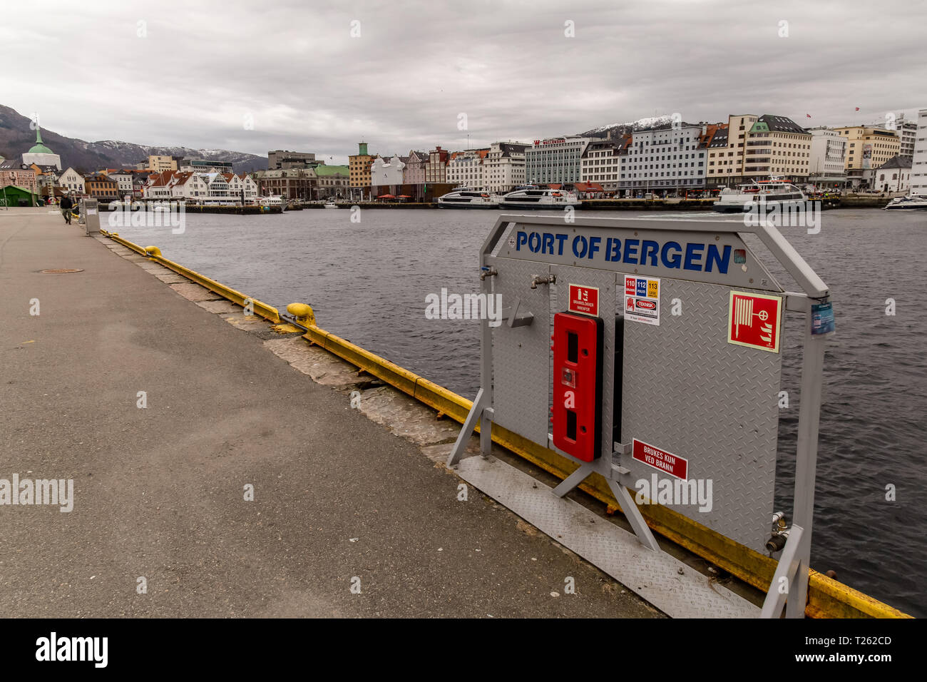 Bergen, Norvegia. Strada che corre a fianco del porto principale, il porto della città. Foto Stock