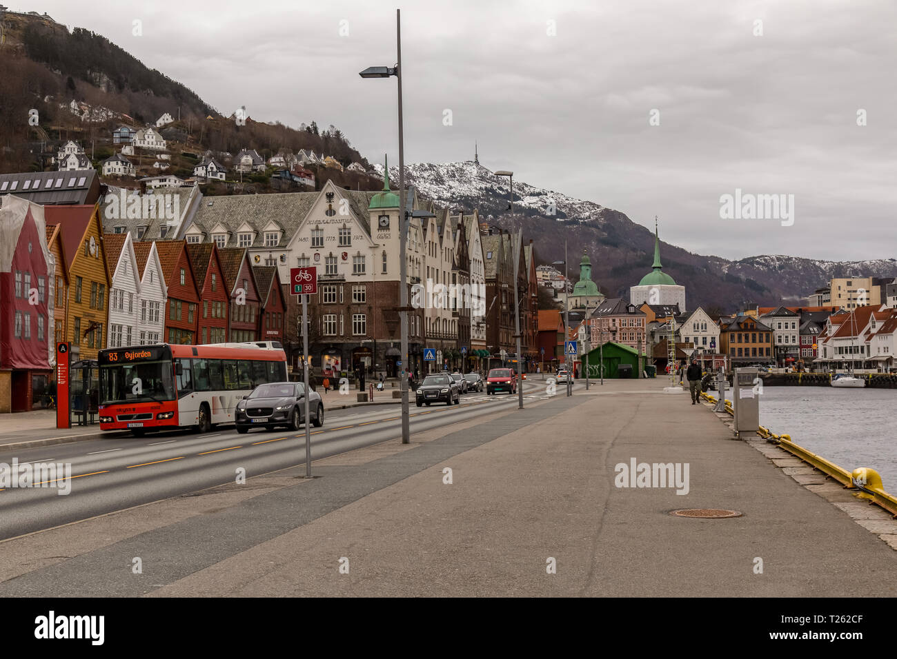 Bergen, Norvegia. Strada che corre a fianco del porto principale, il porto della città. Foto Stock