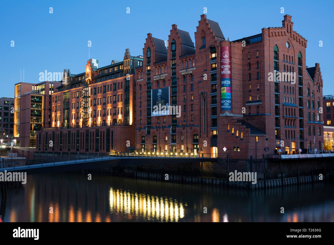 Germania, Amburgo, Speicherstadt, International Maritime Museum al crepuscolo Foto Stock