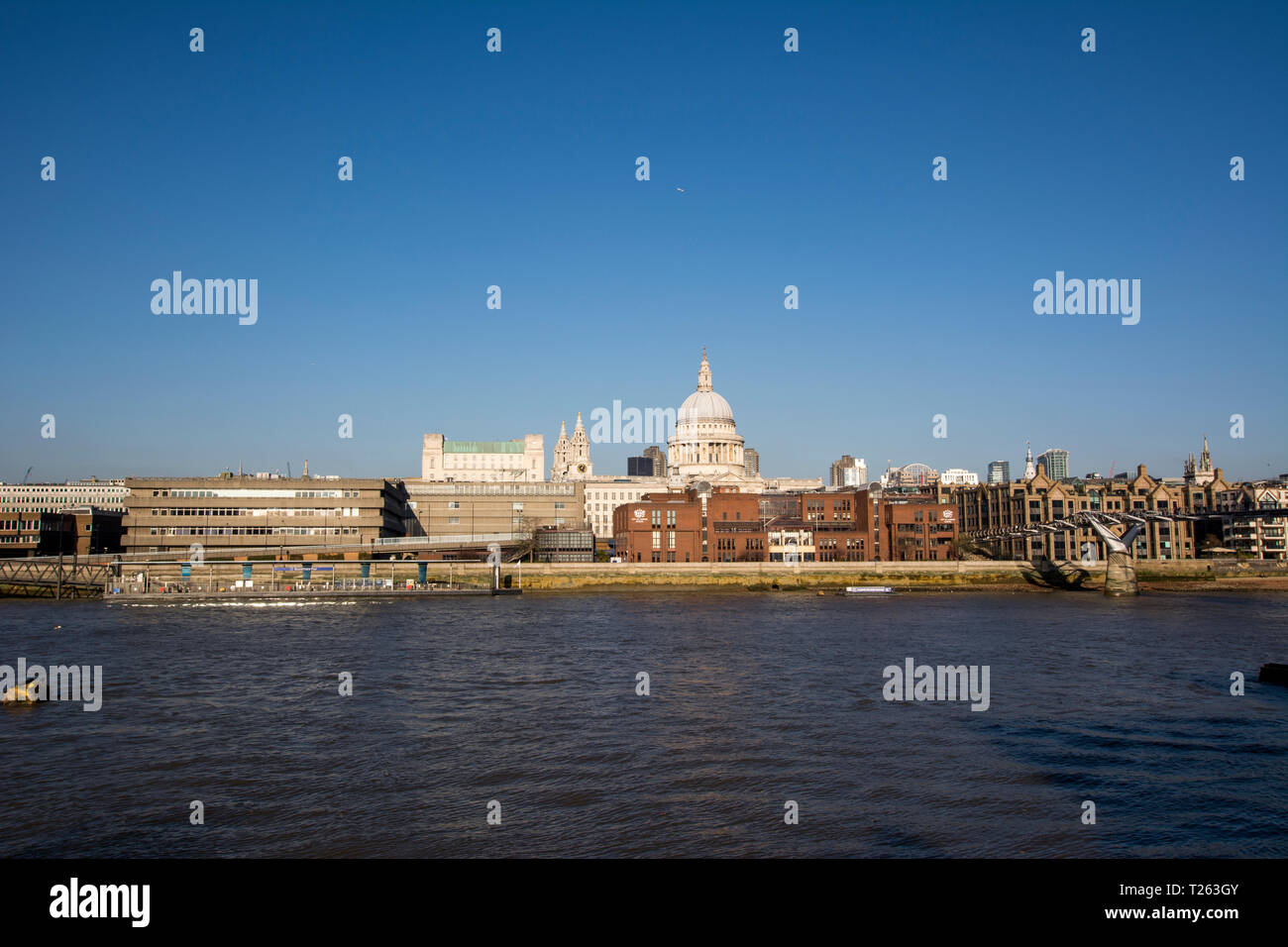 Regno Unito, Inghilterra, Londra, Cattedrale di San Paolo e il fiume Tamigi Foto Stock