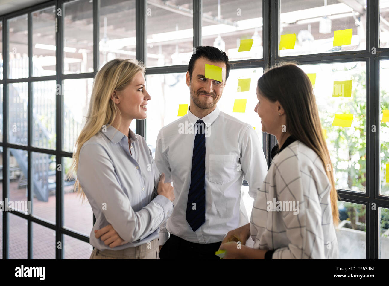I colleghi in ufficio e di brainstorming ingannare intorno con post-it Foto Stock