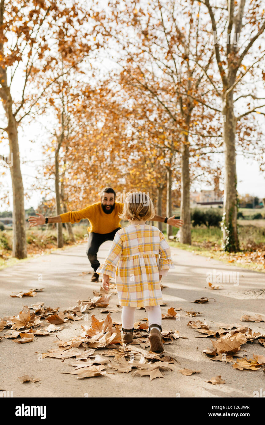 Padre e figlia godendo una giornata al mattino nel Parco in autunno Foto Stock