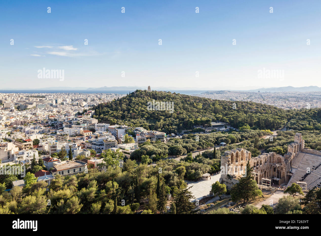 La Grecia, Atene, vista su Odeon, teatro di Herodes Atticus, monumento Philopappos, Pireo in background Foto Stock