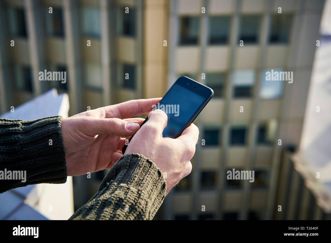 Mani dell'uomo utilizzando, smartphone, close-up Foto Stock