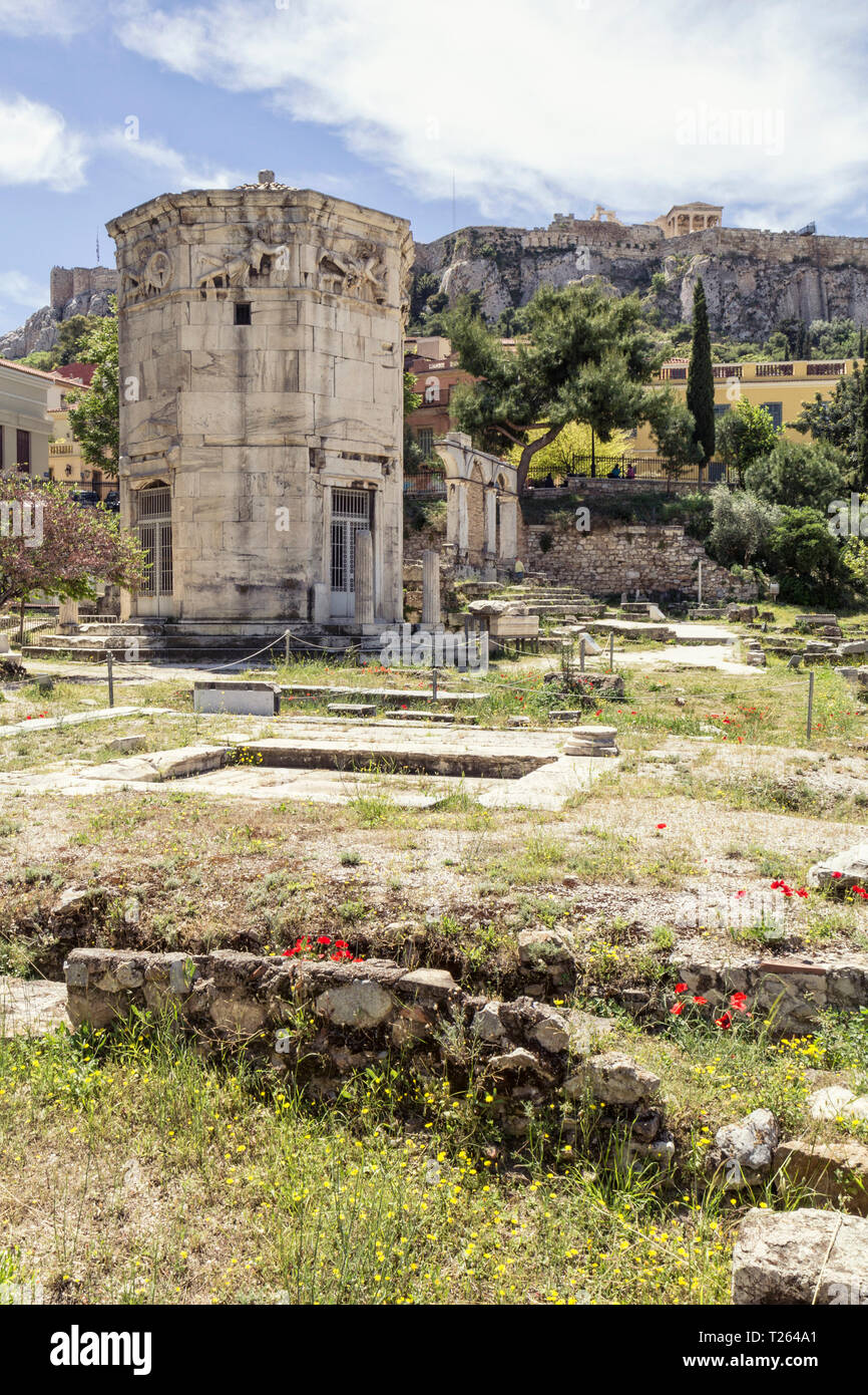 La Grecia, Atene, Roman Agora, Torre dei Venti con Acropoli in background Foto Stock