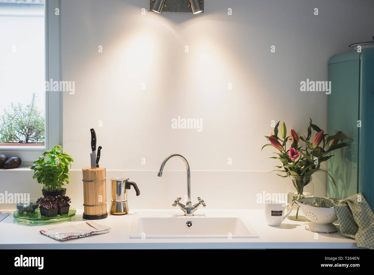 Interno di una cucina con mazzo di fiori Foto Stock