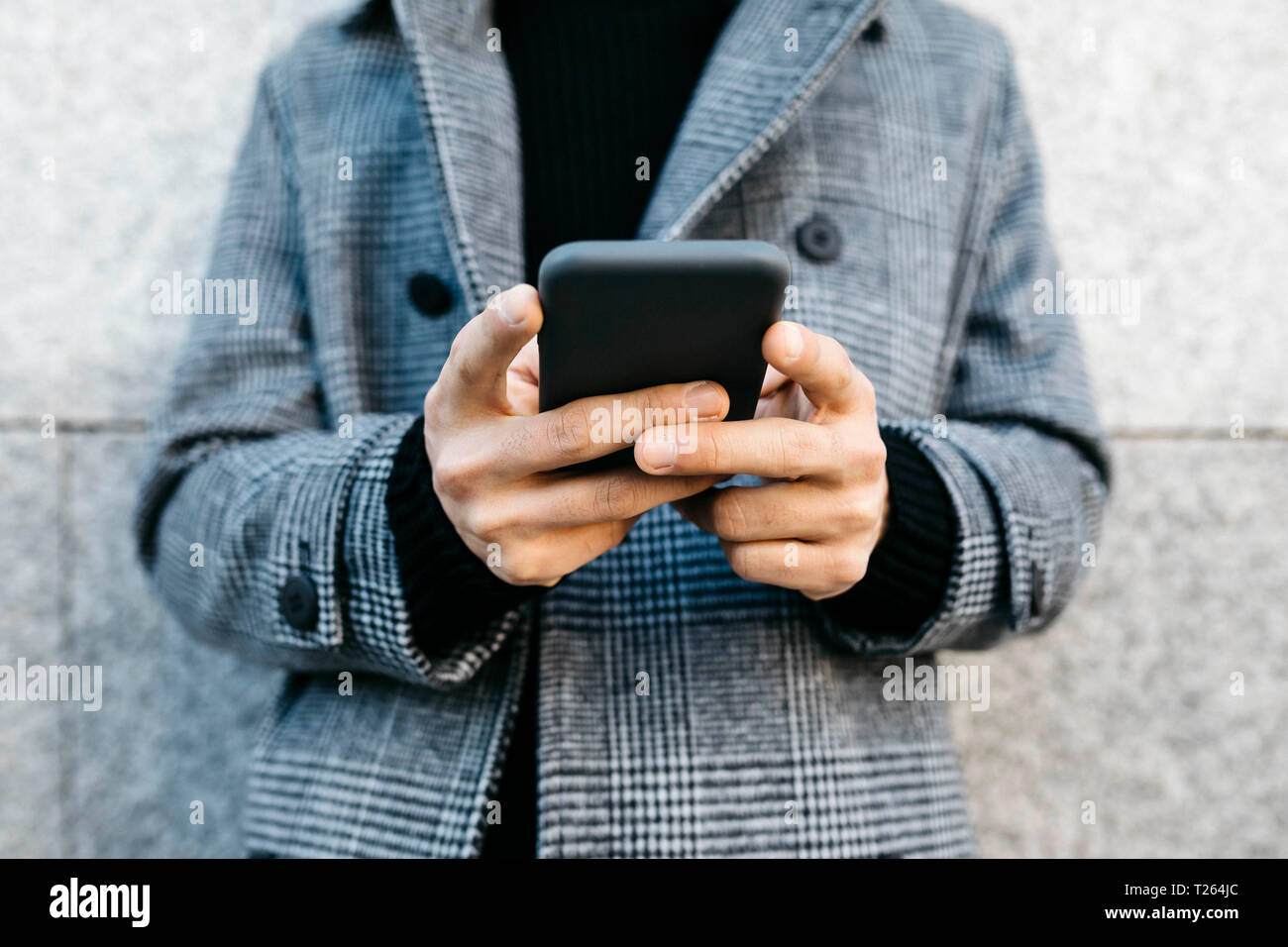 Uomo di mani tenendo lo smartphone, close-up Foto Stock