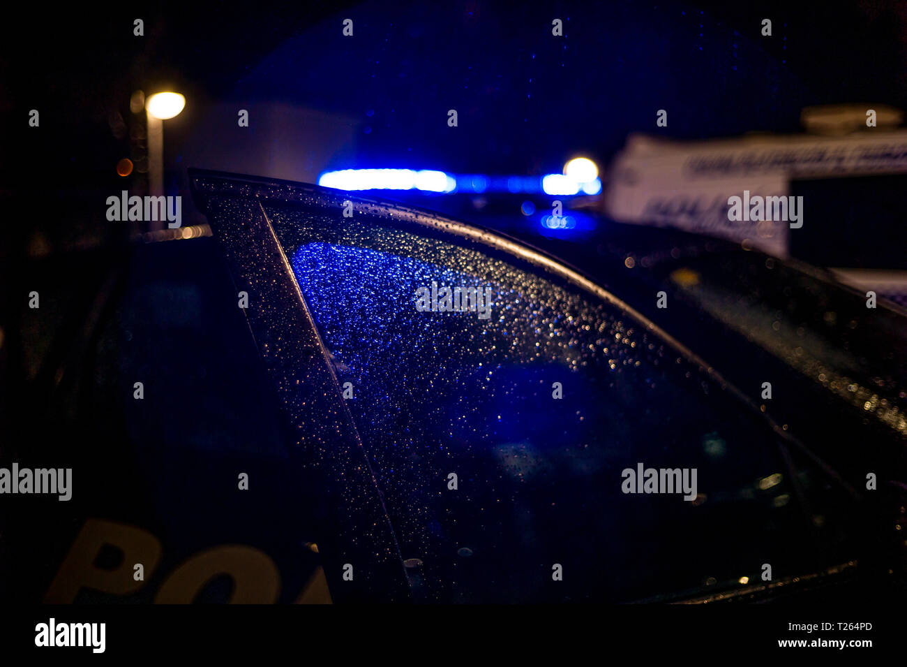 Spagna, Madrid, pioggia caduta sulla finestra delle auto della polizia di notte Foto Stock