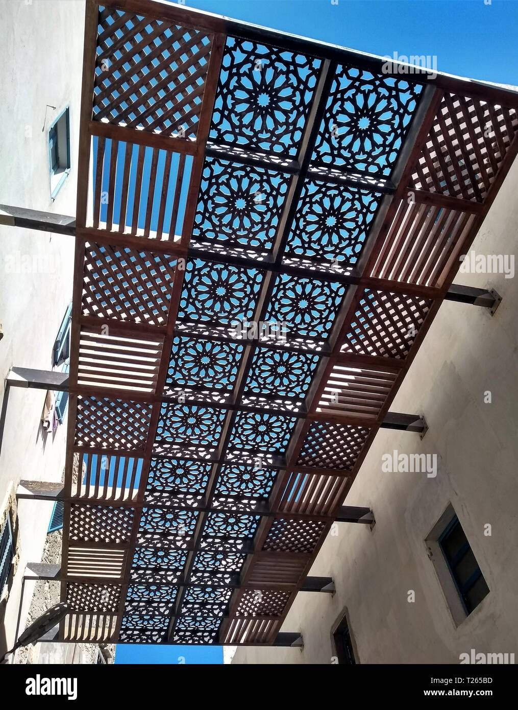 Ombra del soffitto o tettoia - geometrico di arte e design del Marocco Foto Stock