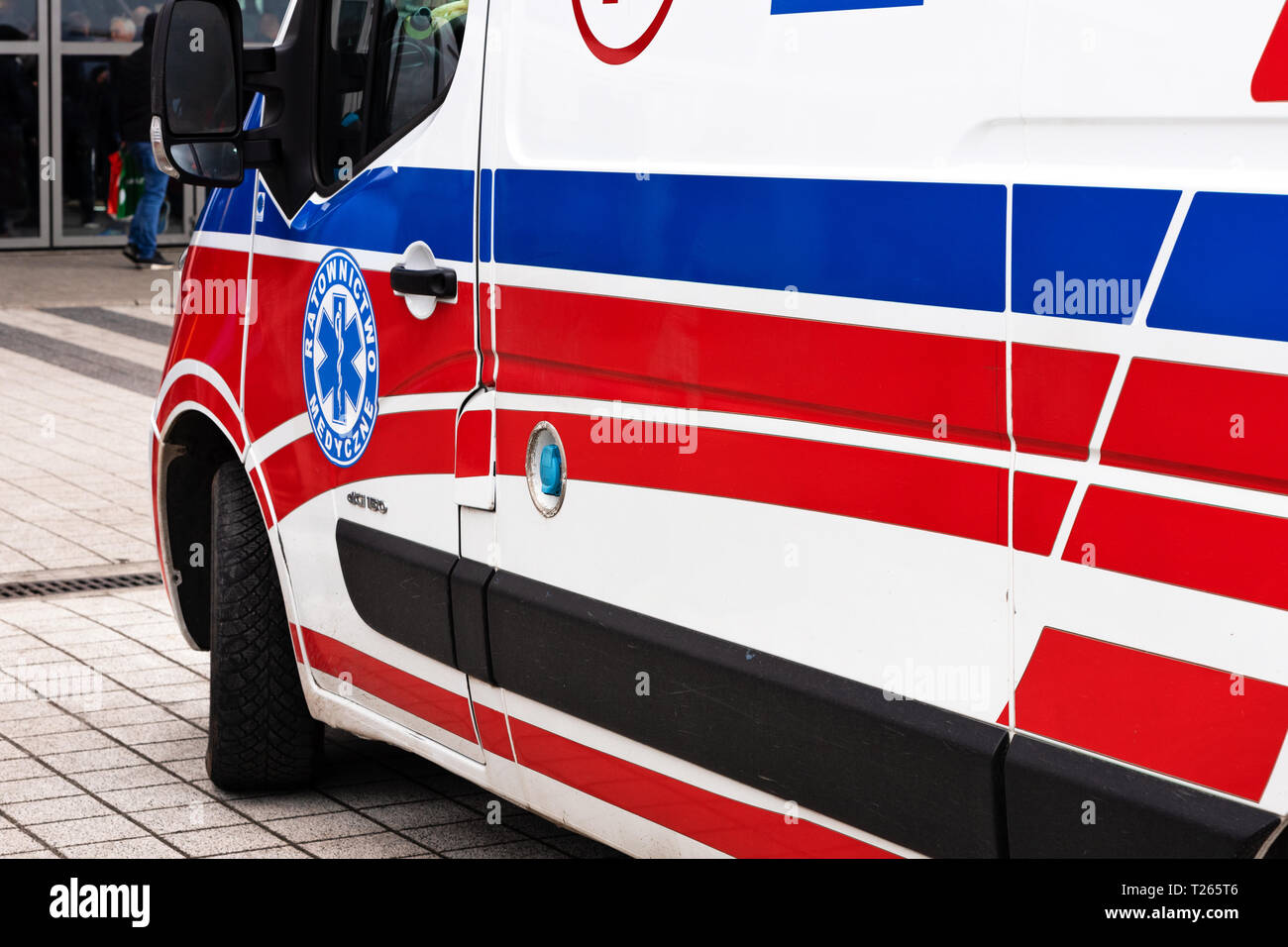 Kielce, Polonia, 16 marzo 2019: Polacco ambulanza servizio medico il veicolo sulla strada di Kielce durante l evento pubblico. Foto Stock
