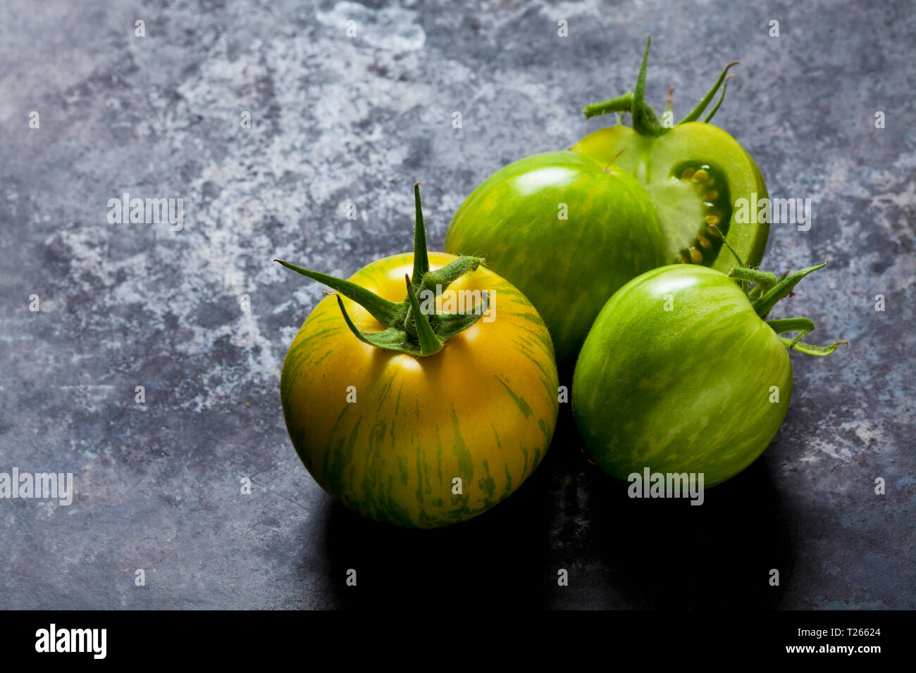 Intero e i pomodori tagliati a fette " verde " Zebra Foto Stock