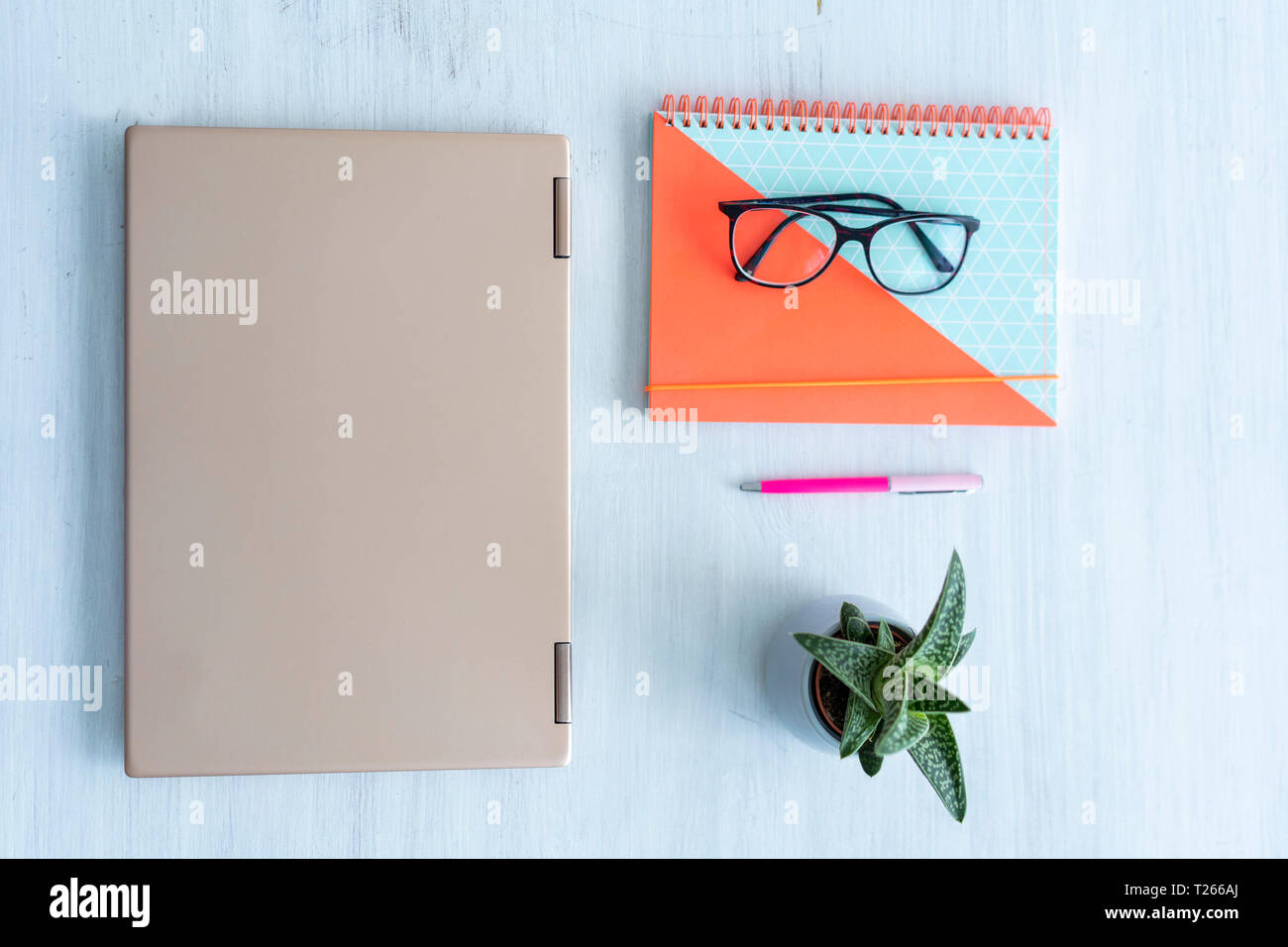 Laptop, notebook e spectackes su una scrivania, laici piatta Foto Stock