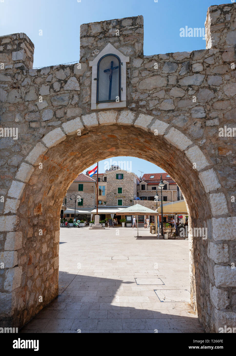 Croazia, Dalmazia, Primosten, città vecchia porta della città Foto Stock
