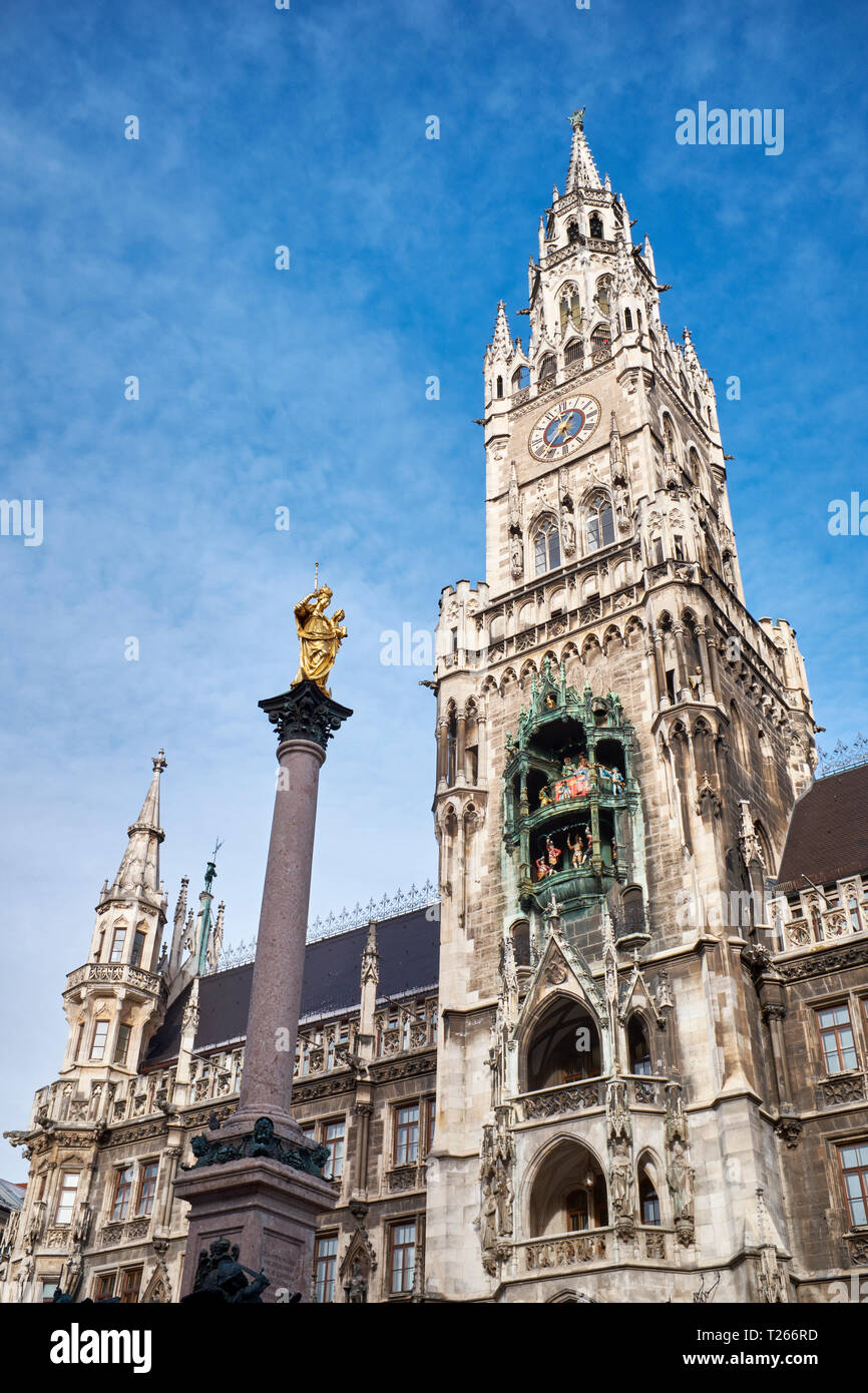 In Germania, in Baviera, Monaco di Baviera, campanile del nuovo municipio con la colonna mariana in Marienplatz Foto Stock