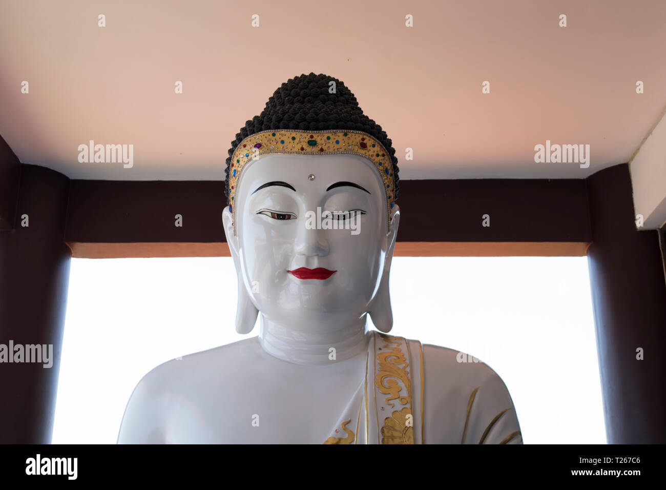 Buda meditando in un tempio. Foto Stock