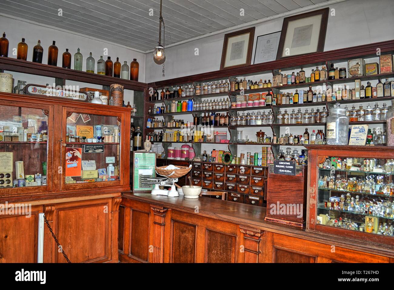 Farmacia Vittoriano al Black Country Living Museum, un museo a cielo aperto del ricostruito edifici storici di Dudley, West Midlands, England, Regno Unito Foto Stock