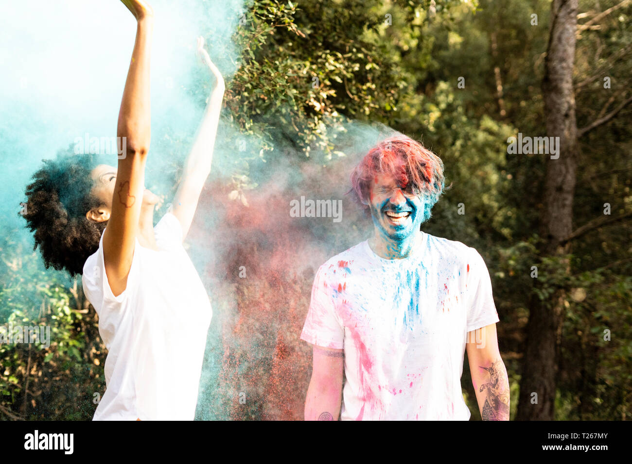 Paio di gettare polvere colorata vernice, celebrare Holi, Festival di colori Foto Stock