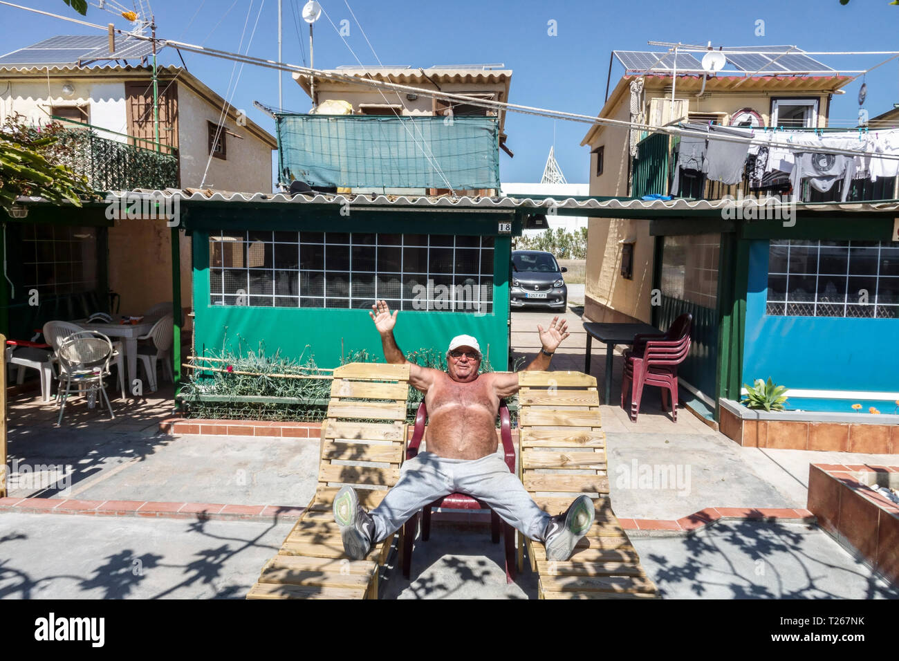 Senior godendo la vita Vecchio spagnolo nella sua casetta vicino alla spiaggia, Alboraya, Valencia Spagna senior uomo pensionato stile di vita spiaggia piccole case Foto Stock