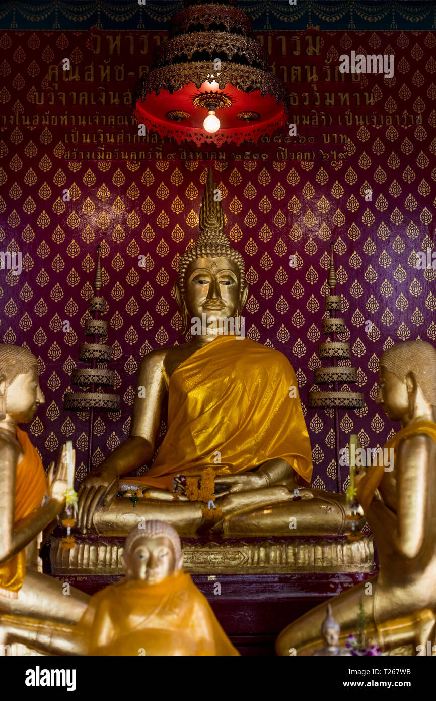 Thailandia, Bangkok, statue di Buddha all'interno di un tempio Foto Stock