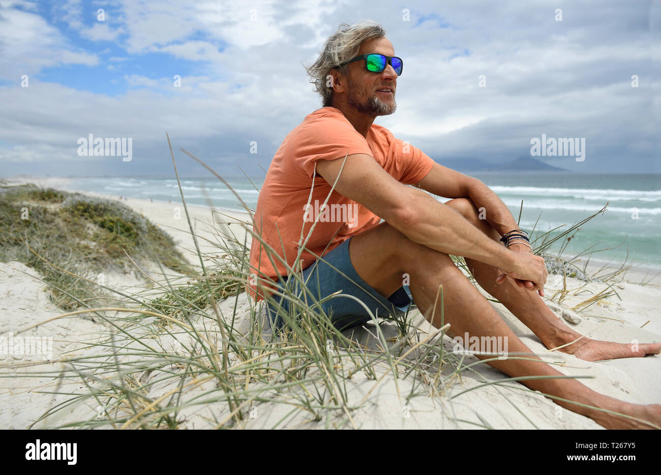 Sud Africa, uomo godendo la libertà in Bloubergstrand Foto Stock